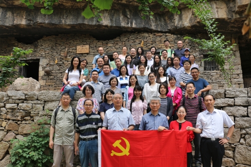 党员在九间棚旧址合影留念.jpg